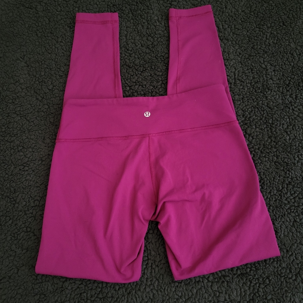 Lululemon wunder under in magenta.
Size 8.